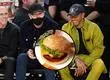 La cadena de hamburguesas veganas de Leonardo DiCaprio concretó masivo cierre de restaurantes