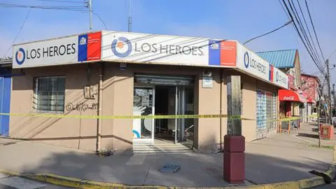 Quedaron a un metro de la bóveda: Cavan túnel desde inmueble aledaño para robar Caja Los Héroes en Cerrillos