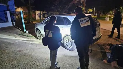 Hombre fue baleado mientras conducía en Maipú: Chocó contra un poste y se encuentra grave