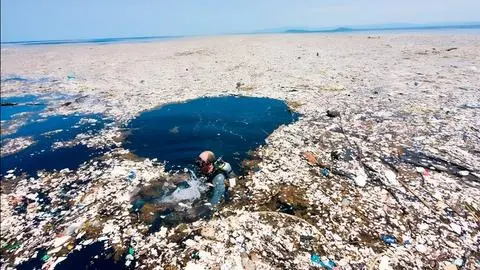 Amenazas medioambientales: La tarea de limpiar la gran mancha de basura del Pacífico Norte