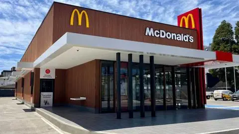 Sólo 10 días tardó la construcción de un McDonald’s completamente de madera en Temuco