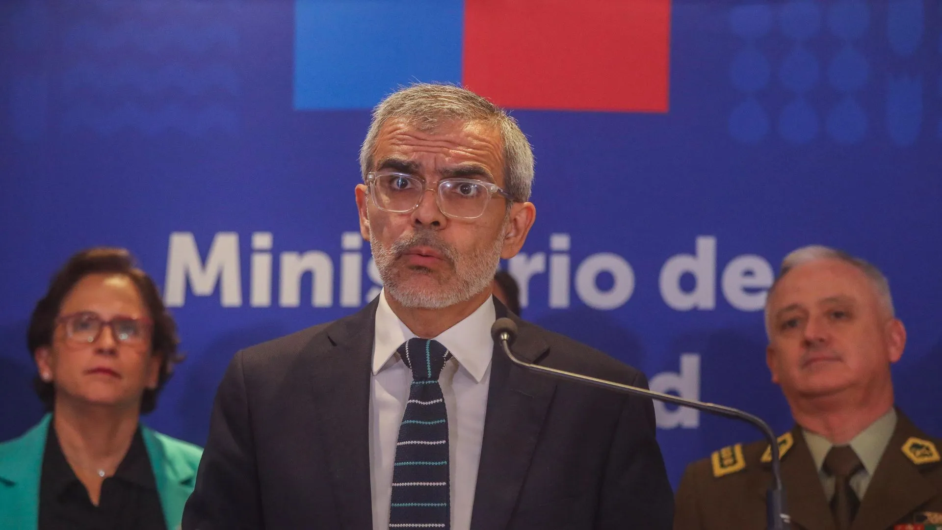 Gobierno tacha de “organizaciones criminales” a las barras tras incidentes en el Estadio Monumental
