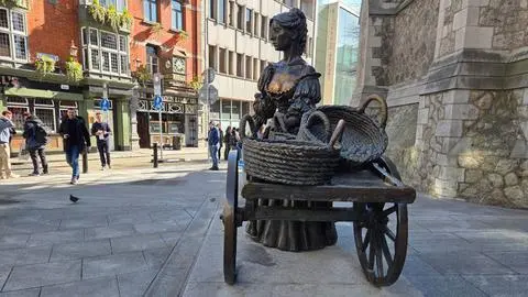 Manoseo a estatua de Molly Malone obliga a Dublin a poner medidas: La razón tras la acción de turistas