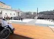Papa Francisco reaparece de sorpresa ante los fieles en medio de su convalecencia