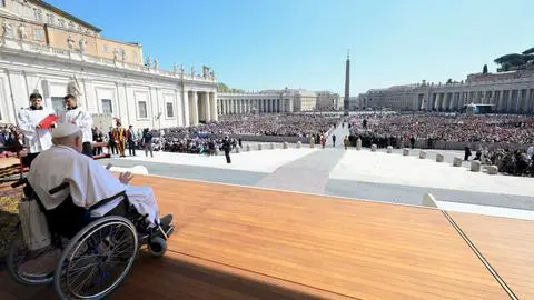Papa Francisco reaparece de sorpresa ante los fieles en medio de su convalecencia