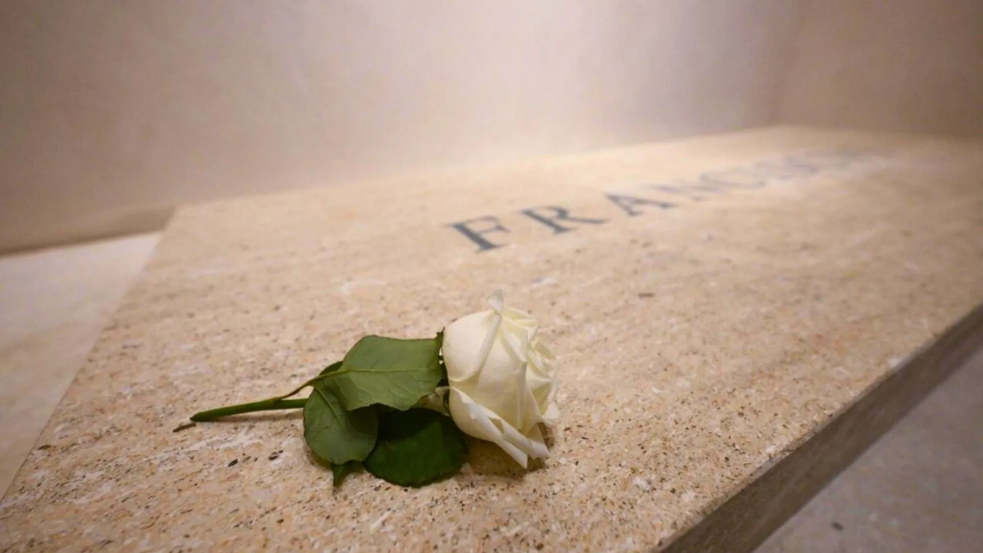 Las primeras imágenes de la tumba del Papa Francisco: Peregrinos llegan a Basílica de Santa María la Mayor