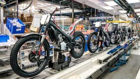 Mayor productora de motos de Europa se declara en quiebra y suspende producción por falta de piezas clave: Está presente en Chile