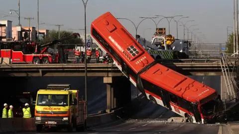 Bus Red cae a Autopista Central tras ser chocado por vehículo que ignoró luz roja: 11 heridos