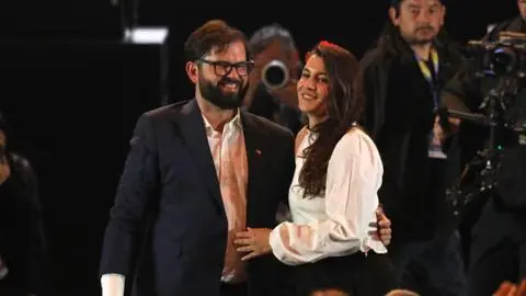 Pareja del presidente Gabriel Boric llega a vivir a su casa del Barrio Yungay