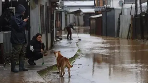 70 viviendas y 250 personas aisladas por intensas lluvias en Pucón: Declaran Alerta Roja en la comuna