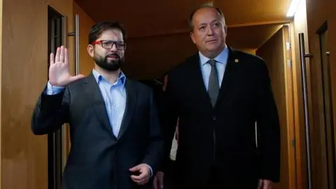 “Hay que dejar que las instituciones funcionen”: Presidente Boric le ‘baja el perfil’ a solicitud de ‘pinchazo’ a su teléfono personal