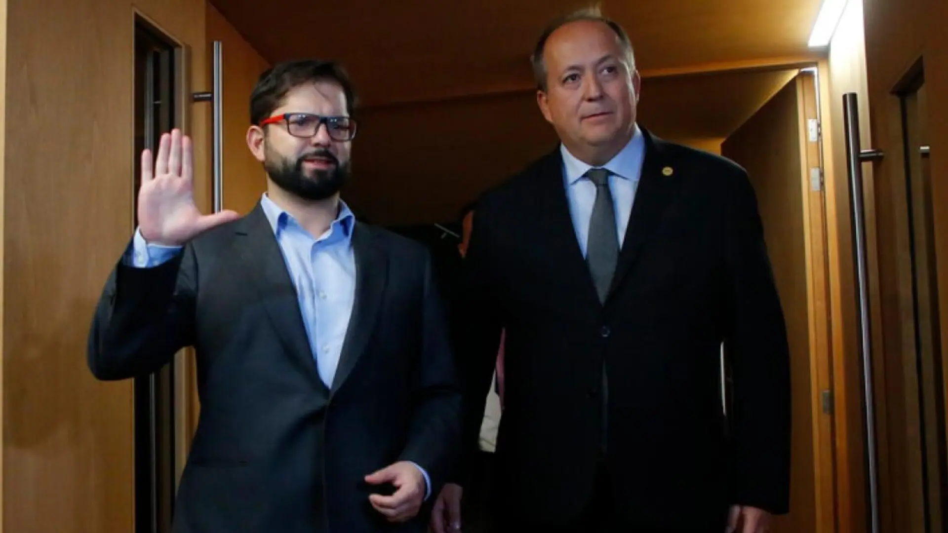 “Hay que dejar que las instituciones funcionen”: Presidente Boric le ‘baja el perfil’ a solicitud de ‘pinchazo’ a su teléfono personal