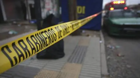 Mujer fallece tras caer desde piso 18 de un edificio en Santiago: Departamento que arrendaba estaba vacío