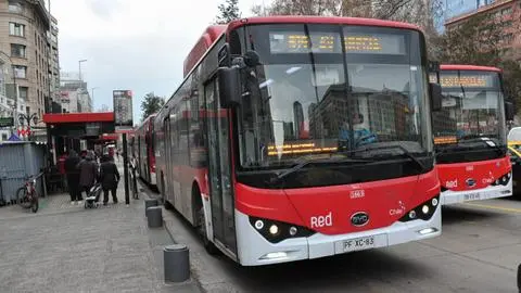 Bus RED atropella a dos mujeres en pleno centro de Santiago: Víctimas perdieron la vida