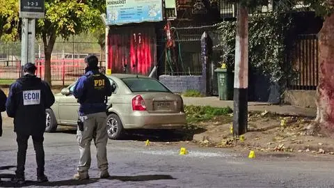 Un hombre fallecido y dos heridos deja balacera en Puente Alto: Atacante iba en motocicleta