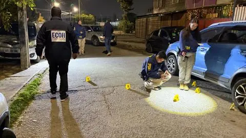 Mujer asesinada a balazos: Dos hombres en moto le dispararon mientras llegaba a su domicilio en Puente Alto