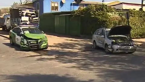 Vehículo con encargo por robo choca una patrulla: Dos carabineros heridos y dos detenidos deja persecución en Renca
