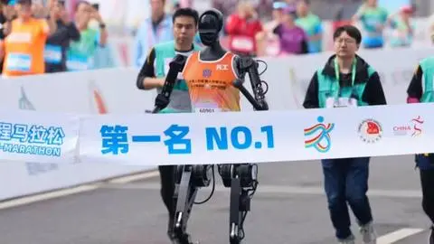 China realiza la primera media maratón de robots humanoides: 21 androides corrieron contra miles de personas