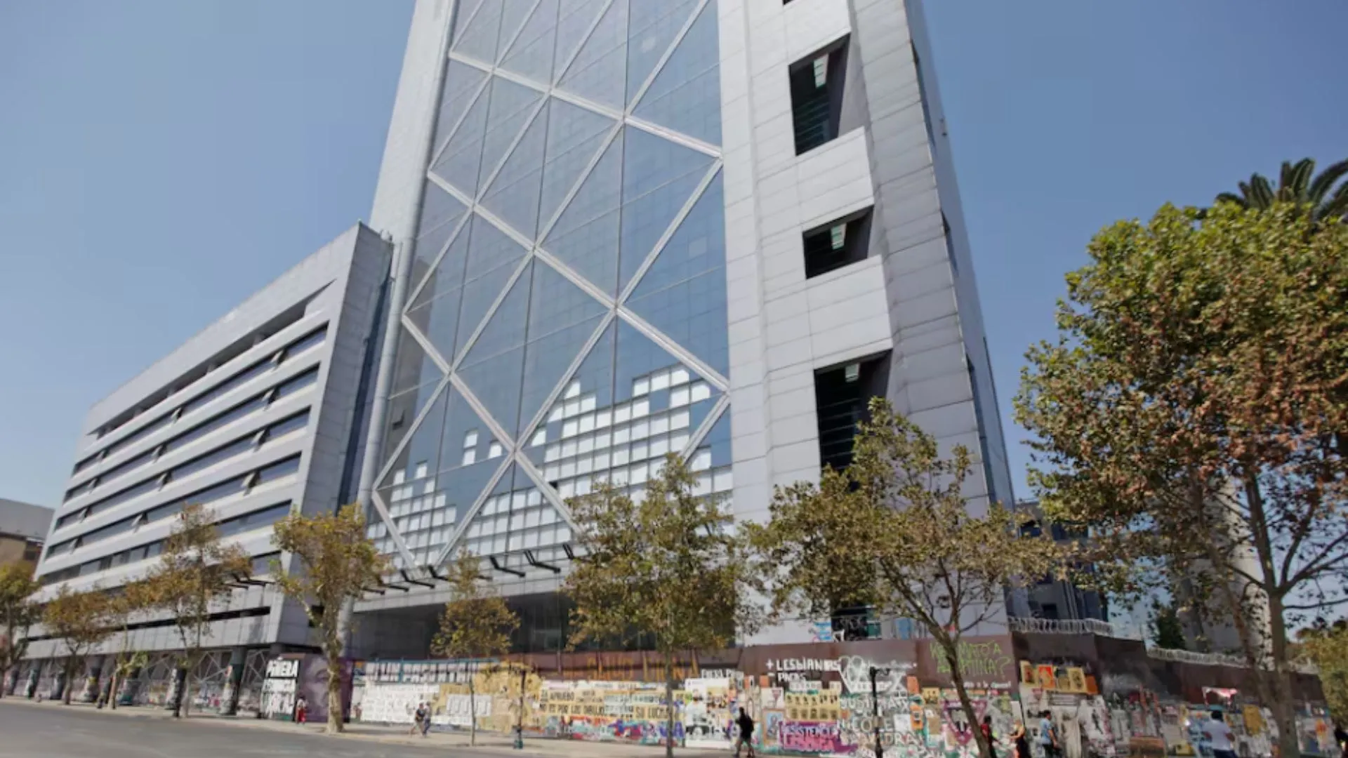 Empresa telefónica vende sus filiales en Perú por cuantiosa deuda: Grupo español considera también vender su filial en Chile