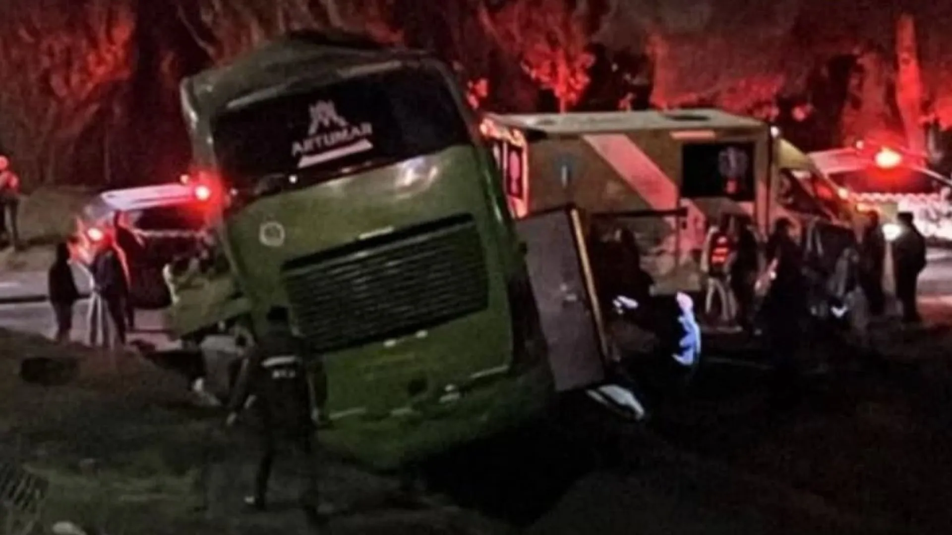Un fallecido y múltiples heridos: Auto colisionó con bus que regresaba desde la Región del Biobío por Ruta 5 Sur