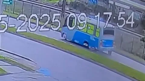 “Alguien las dejó sueltas”: Impacto por micro Vía Universo que perdió sus ruedas en pleno recorrido