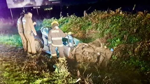Conductor pierde el control de su vehículo y cae por una zanja en la Ruta 5: Una persona murió y otra resultó herida