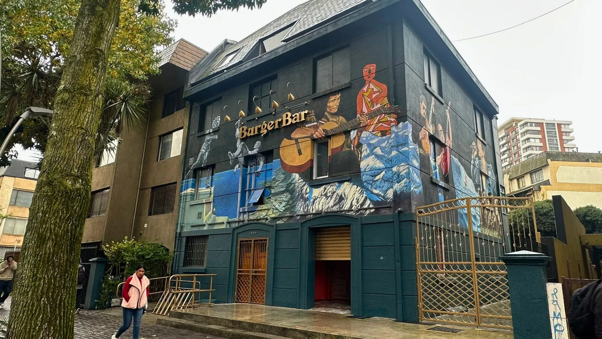 El misterio del Burger Bar de Concepción que genera expectativas con su dilatada apertura