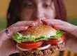 Demandan a un restaurante de comida rápida por el tamaño real de sus hamburguesas