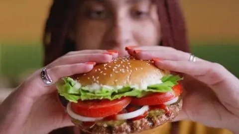 Demandan a un restaurante de comida rápida por el tamaño real de sus hamburguesas