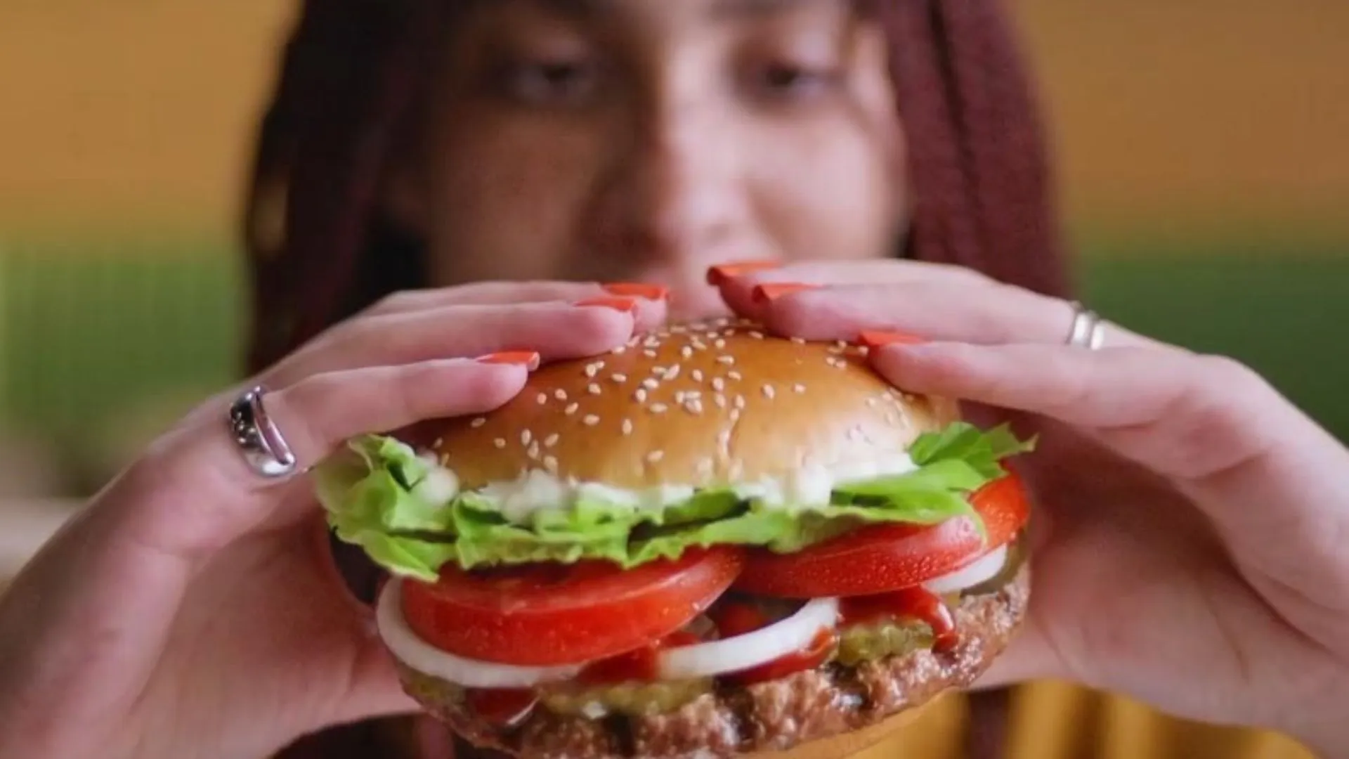Demandan a un restaurante de comida rápida por el tamaño real de sus hamburguesas