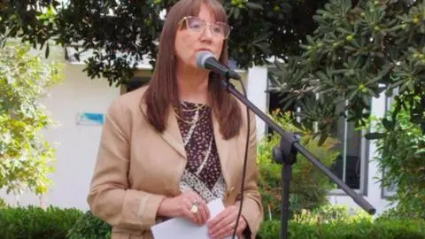 Hermana de Manuel Monsalve renunció a la Superintendencia de Salud: Viajó fuera del país con licencia médica