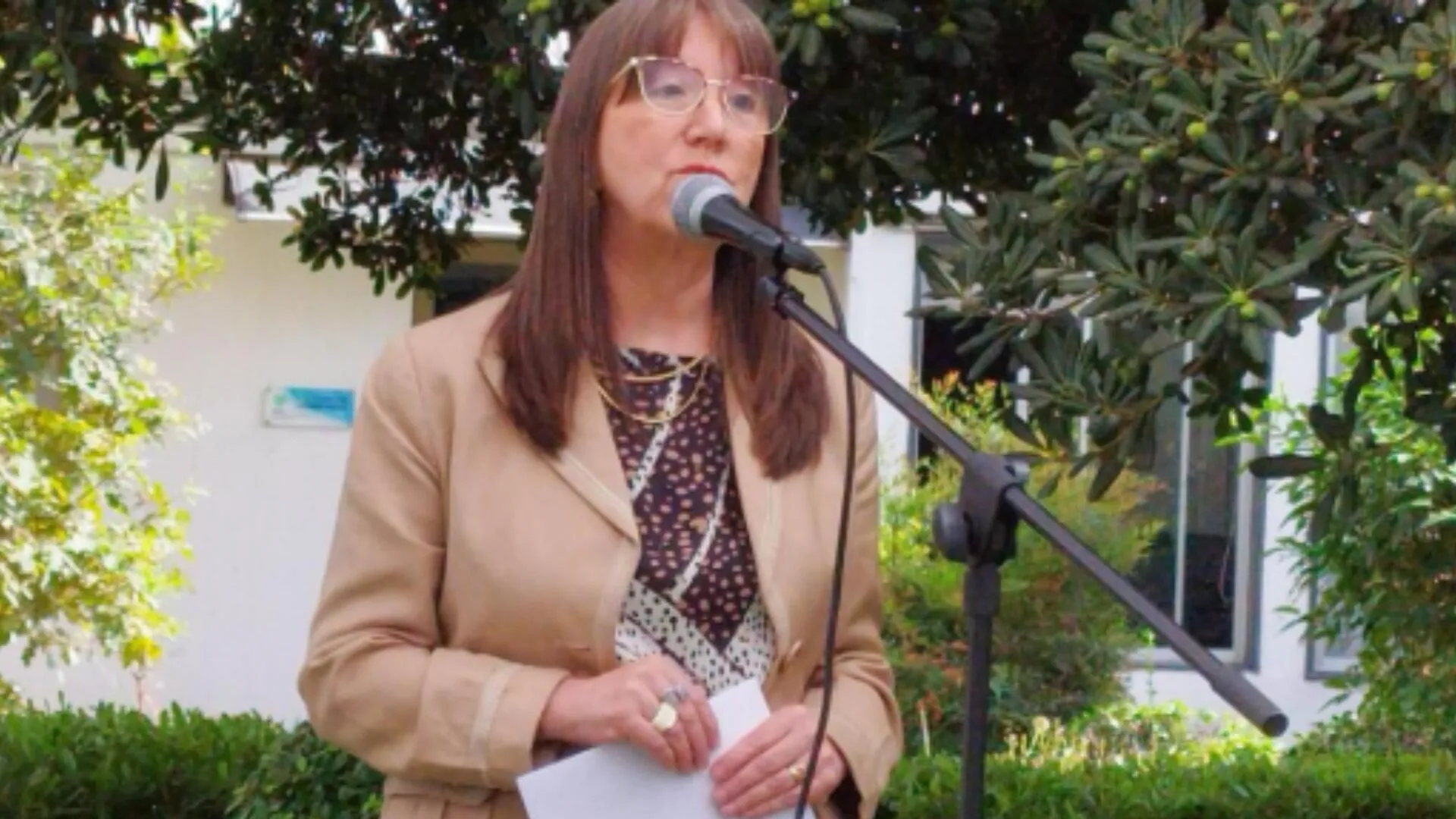 Hermana de Manuel Monsalve renunció a la Superintendencia de Salud: Viajó fuera del país con licencia médica