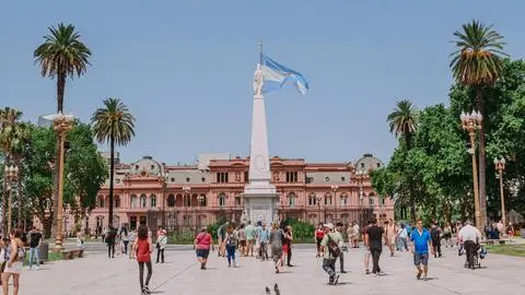 Gobierno de Argentina endurece su política migratoria y pone fin a salud gratuita a extranjeros