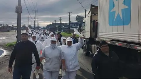 Protesta con “overoles blancos” en Talcahuano: trabajadores de PacificBlu encienden barricadas tras cierre por recorte en cuota de merluza