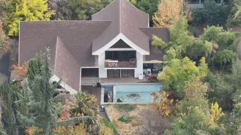 Clausuran casa “tomada” en Vitacura: Lugar albergaba fiestas swingers VIP en su interior