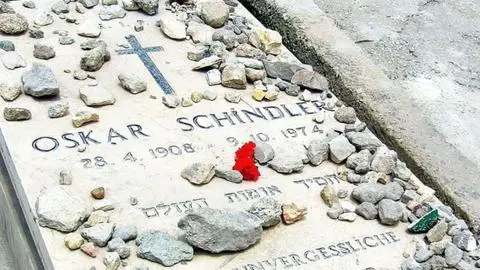 Piedras como símbolo de eternidad: La historia detrás de la histórica tradición Judía en los cementerios