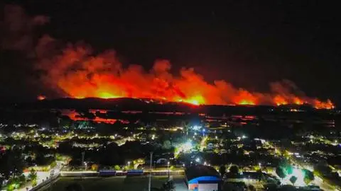 Incendio forestal obliga la suspensión de clases en tres comunas de la Región Metropolitana