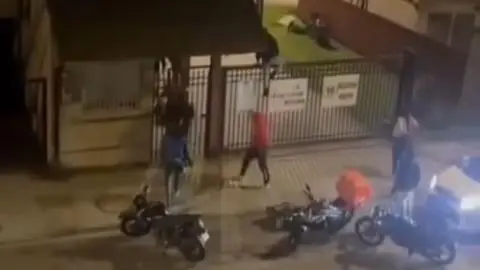 Violenta turba de repartidores causa pánico en condominio de Concepción: Forzaron acceso en busca de una moto