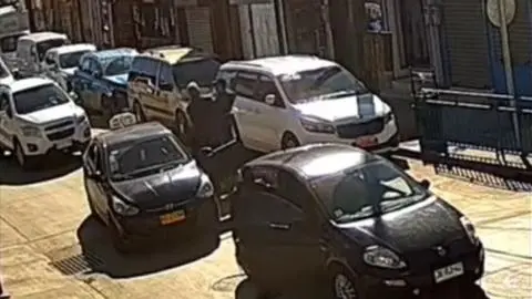 Captan cómo colectivero dejó K.O. con sólo dos golpes a conductor furioso en Gran Concepción
