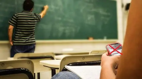 Perú aprobó una ley que restringe el uso de celulares en clases
