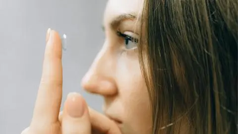 Lentes de contacto detectan luz infrarroja permitiendo ver en la oscuridad