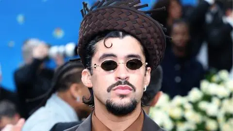Bad bunny deslumbró en la MET Gala: ¿Qué significa su icónico sombrero?