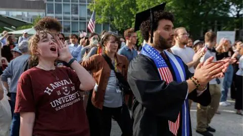 El gobierno de Estados Unidos suspende los trámites para visas de estudiantes extranjeros