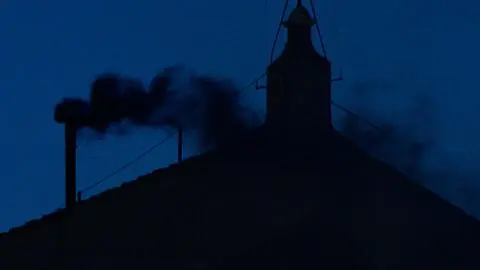 Humo negro en el Vaticano: Así fue la primera fumata del cónclave para elegir al próximo papa