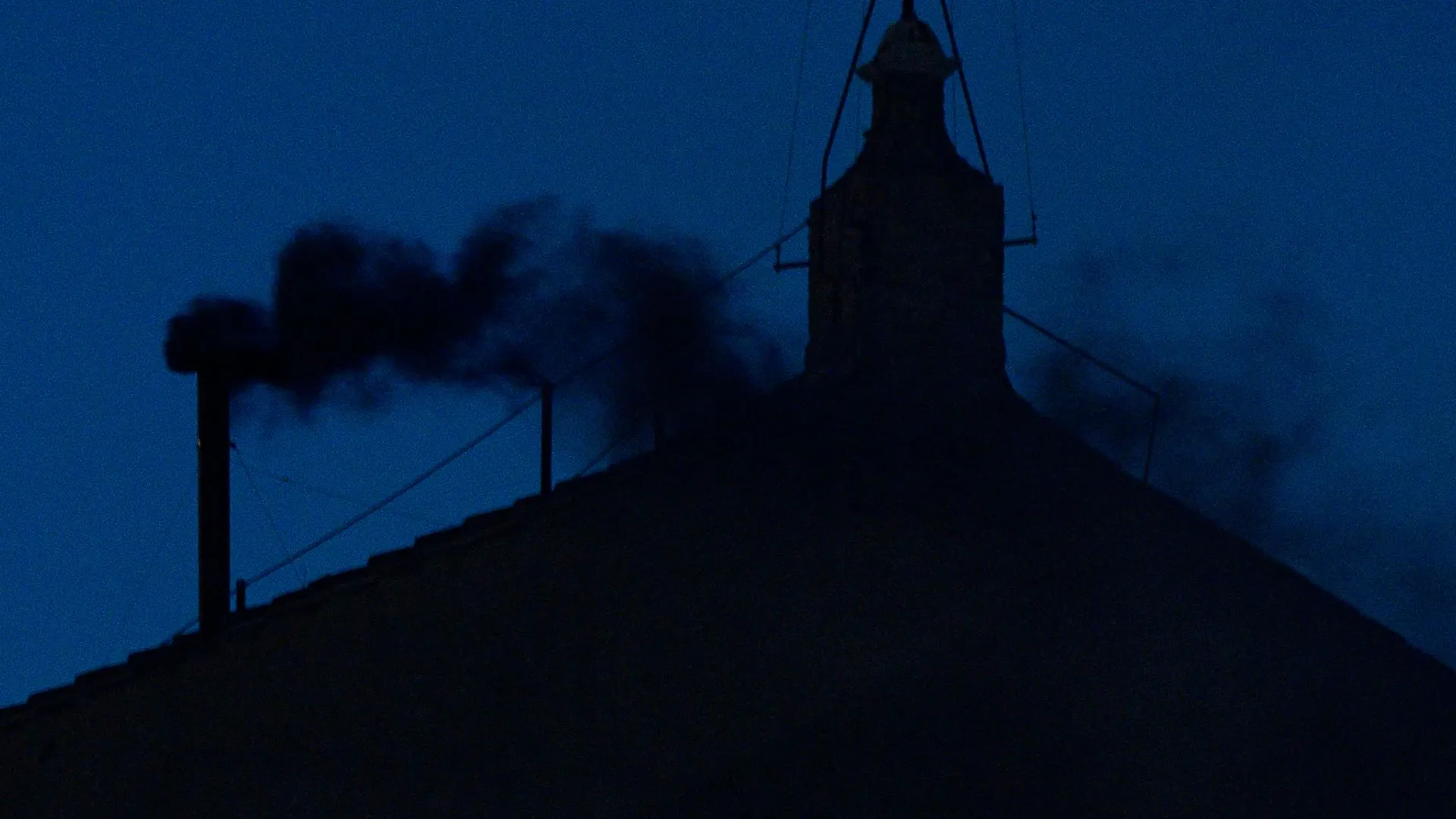 Humo negro en el Vaticano: Así fue la primera fumata del cónclave para elegir al próximo papa