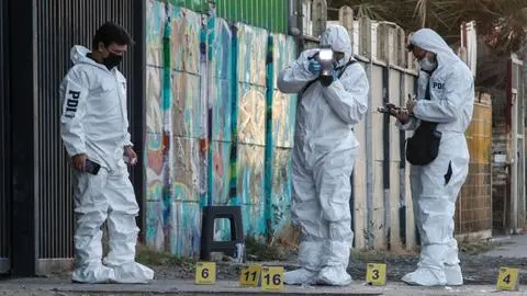 Otro joven está internado grave: Hombre de 29 años fallece tras ser baleado desde un auto en plena calle de Estación Central