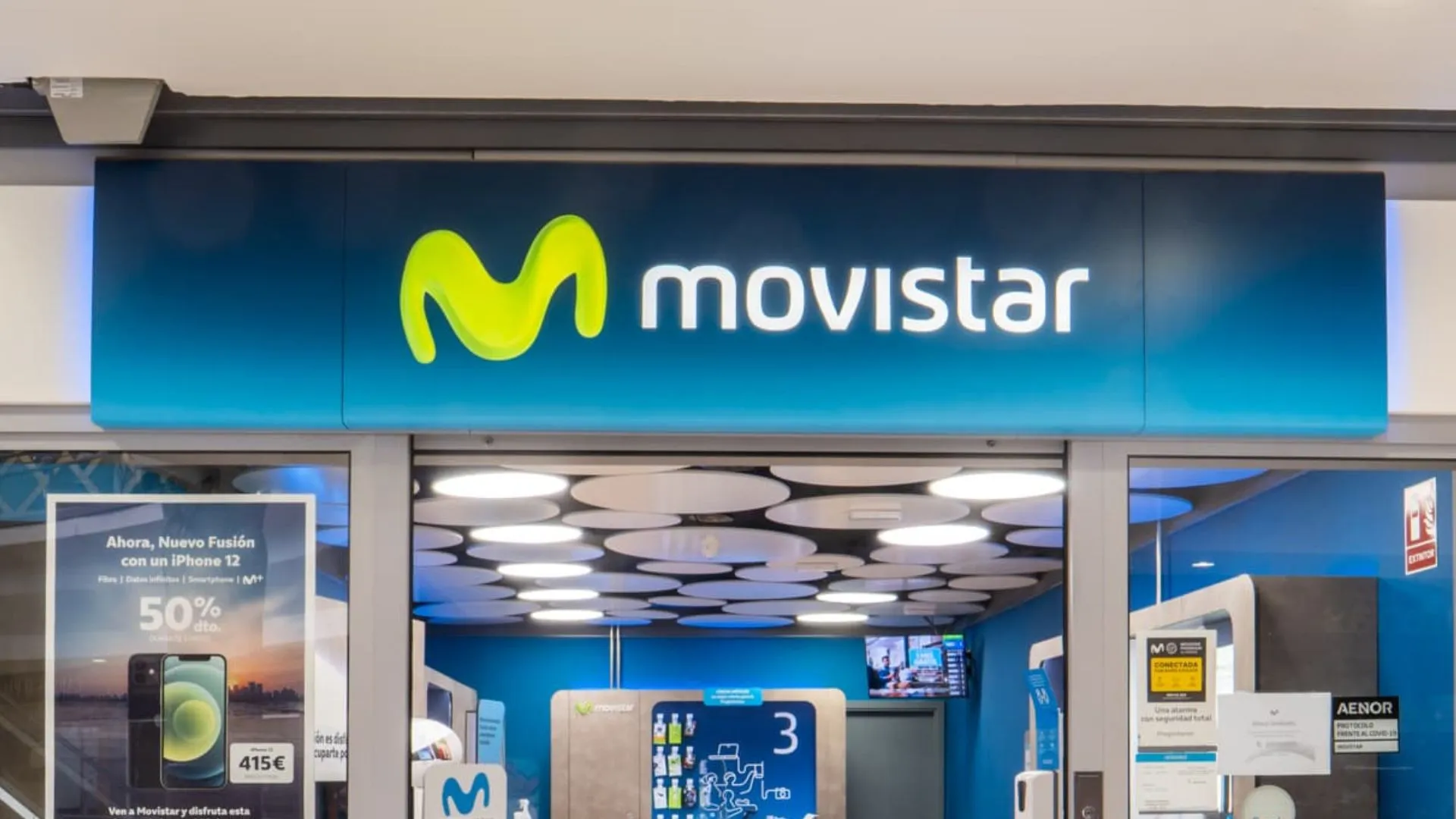 Movistar se prepara para dejar de operar en Chile: Telefónica la vendería a compañía rival