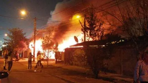 Se habría quedado dormido: Adulto mayor de 83 años fallece tras incendio que consumió su casa y la de un vecino en El Bosque