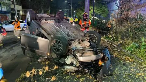 Vehículo volcó y chocó contra un árbol: Conductor fallece tras grave accidente de tránsito en Santiago