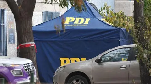 Presentaba múltiples heridas cortopunzantes: Encuentran el cuerpo de un hombre en plena vía pública de Estación Central